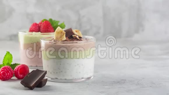 自制酸奶甜点加香蕉巧克力草莓视频的预览图