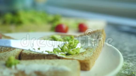 把鳄梨涂在烤面包上早餐做美味的鳄梨吐司视频的预览图