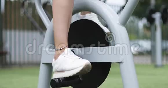 在公园的模拟器上特写运动员的腿视频的预览图
