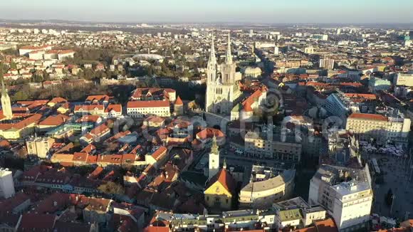 主要广场和历史悠久的旧市中心在萨格勒布萨格勒布大教堂背景它在卡普托尔是罗马天主教徒视频的预览图