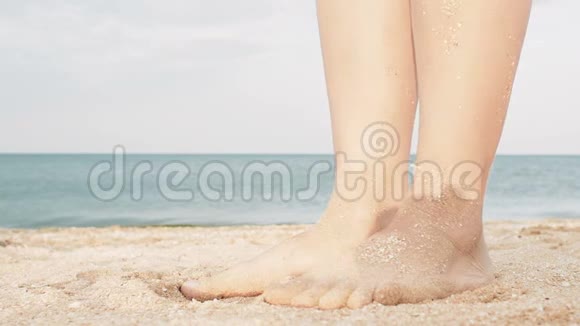 海水冲刷着晒黑的雌性脚美丽的年轻女子在暑假期间在海岸放松女孩的腿躺在上面视频的预览图