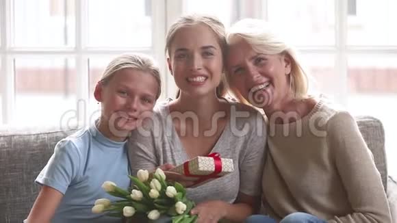 快乐的老奶奶和小女儿祝贺小妈妈视频的预览图