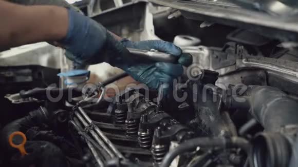 汽车机械师用扳手拧火花塞视频的预览图