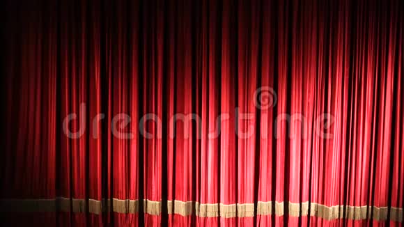 剧院或电影院舞台上的红幕稍开视频的预览图