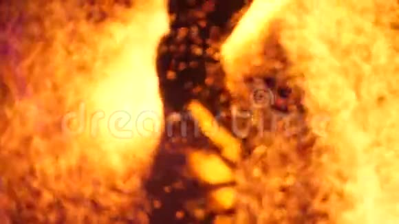 一个人表演一个火热的景象视频的预览图