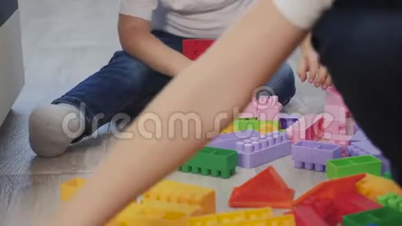 童年幸福家庭概念小女孩和男孩兄妹收集建设者团队合作小孩玩玩具视频的预览图