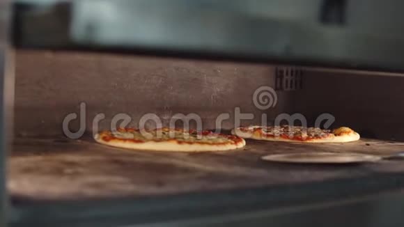 厨师用热烤箱把吃完的披萨变成视频的预览图