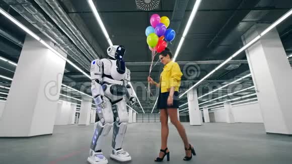 女人把气球作为礼物送给她的朋友机器人视频的预览图