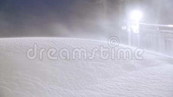 降下的大雪在夜空中被城市的灯光照亮视频的预览图