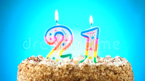 用燃烧的生日蜡烛做生日蛋糕第21号背景变化颜色视频的预览图
