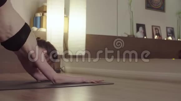 女人练习瑜伽前臂架视频的预览图