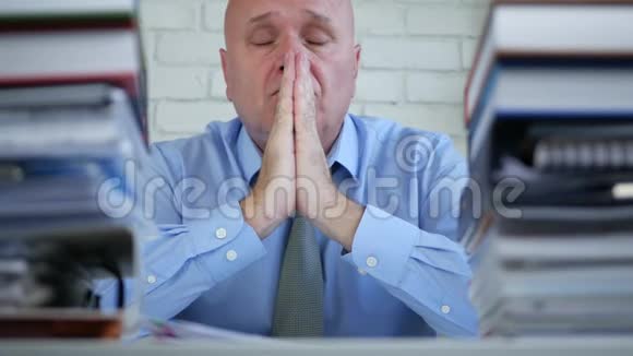 扰乱商务人员在办公室的思考和祈祷视频的预览图