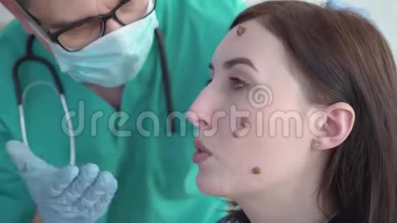 医生检查了一位年轻女子她的脸上贴着大痣视频的预览图