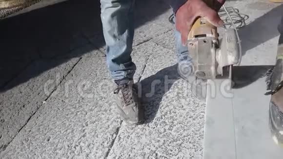 技师锯机切割大理石石材工人用打磨机切割大理石视频的预览图