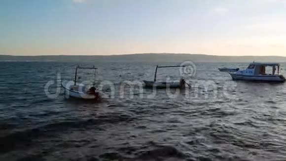 渔民船随着海浪移动海浪和放松视频的预览图