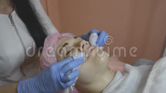 专业美容师用海绵给女性面部化妆视频的预览图