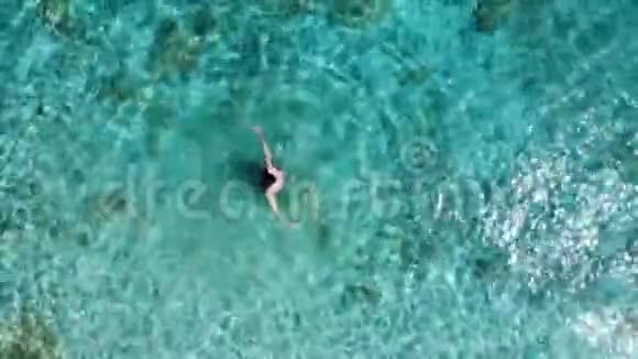 少女在碧海中跳舞转身的空中全景视频的预览图