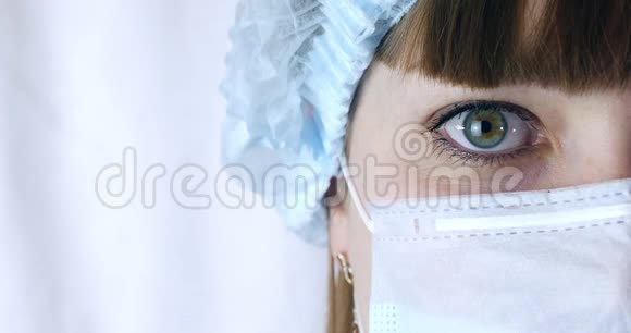 近距离女性外科医生的肖像医生带面罩准备在医院或诊所操作医生眼睛视频的预览图