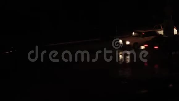 夏雨倾盆夜城在汽车的框架里汽车以高速喷水的方式穿过水坑巨大的视频的预览图