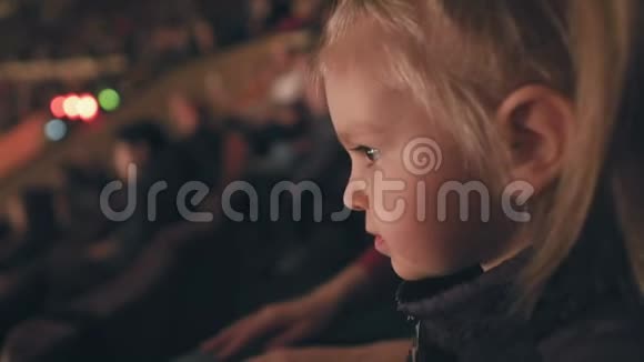 一个小女孩看马戏团的表演为她的手鼓掌视频的预览图