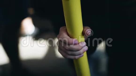 儿童手扶着扶手的公交车上公共汽车在动视频的预览图