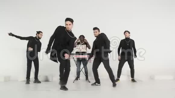 一群年轻的现代舞者在白色工作室跳舞体育舞蹈和城市文化概念背后是一个视频的预览图
