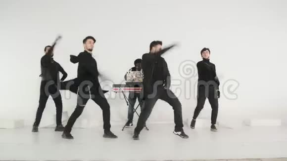 一群年轻的现代舞者在白色工作室跳舞体育舞蹈和城市文化概念背后是一个视频的预览图