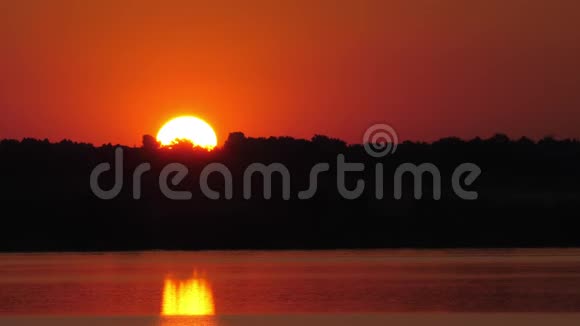 黎明时分在湖上日出视频的预览图