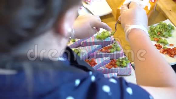 糖果师用猕猴桃和草莓装饰纯素芝士蛋糕视频的预览图