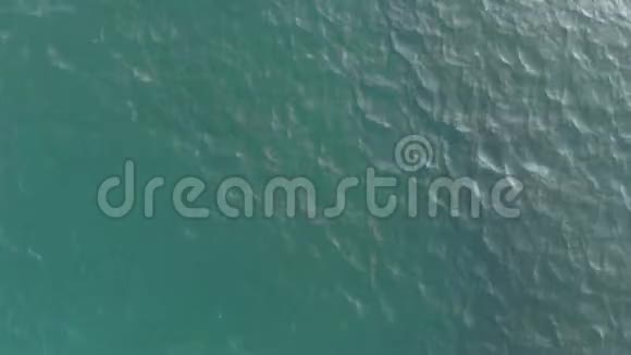 摄像机拍到了从上往下看海浪海水荡漾空中观景海的背景纹理视频的预览图