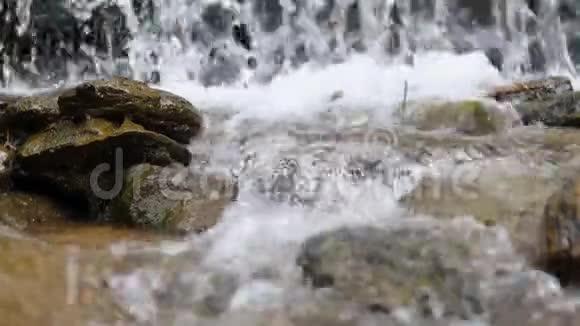 快速流动的河水穿过石头选择性聚焦聚焦石材视频的预览图