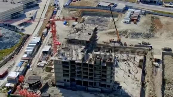施工现场用鸟瞰高空超垂视频拍摄与无人机新房子靠近马路视频的预览图