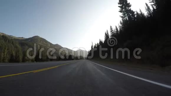 山岭照亮了道路视频的预览图
