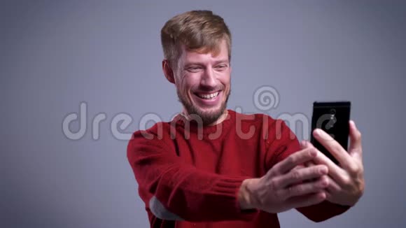 微笑快乐的中年白种人在电话中自拍的特写照片视频的预览图