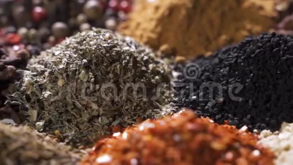 香料木制桌子上的各种印度香料调味品调味品的配置烹饪食材风味慢慢视频的预览图