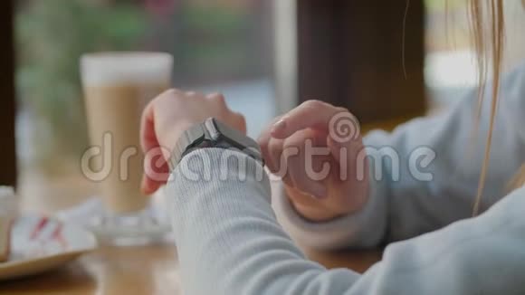女人用他的智能手表应用程序特写镜头女商人在触摸屏上使用时髦的智能手表移动应用程序视频的预览图