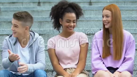 多种族的男女青少年有说有笑友谊视频的预览图