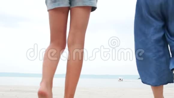 孩子们在沙滩上休息的快乐父母家庭假期快乐异国海滩上的白沙友好视频的预览图