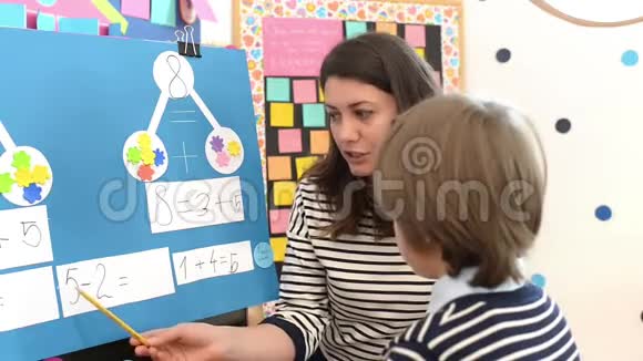 孩子解决数学练习视频的预览图