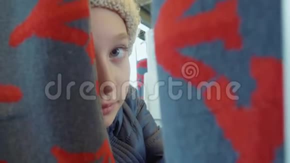 悲伤的少女在城市公共汽车的乘客座位之间寻找镜头坐地铁的年轻少女视频的预览图