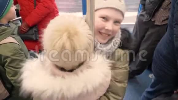 顽皮的女孩青少年坐地铁火车在火车上玩耍的少女视频的预览图