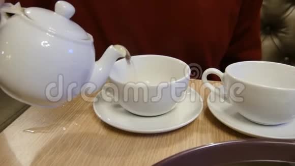 人往杯子里倒茶视频的预览图