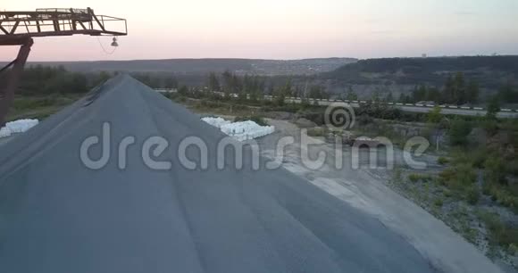 夏日傍晚白色的袋子簇拥在灰色的道路上视频的预览图