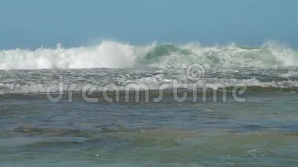 美丽的海浪在蓝天上翻滚视频的预览图