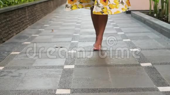 年轻漂亮的女人穿着黄色的裙子在公园里跳舞拉蒂亚特写中的女性腿视频的预览图
