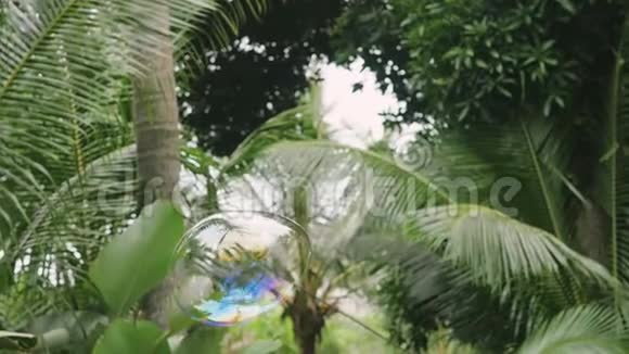 运动气泡漂浮在空气中视频的预览图