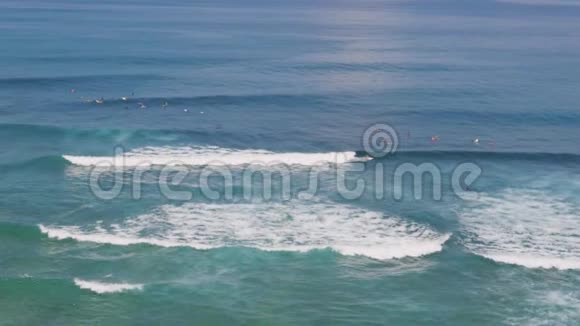 热带海滩鸟瞰图热带白沙滩上波浪的俯视图海浪在无缝环上视频的预览图
