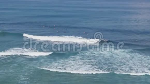 热带海滩鸟瞰图热带白沙滩上波浪的俯视图海浪在无缝环上视频的预览图