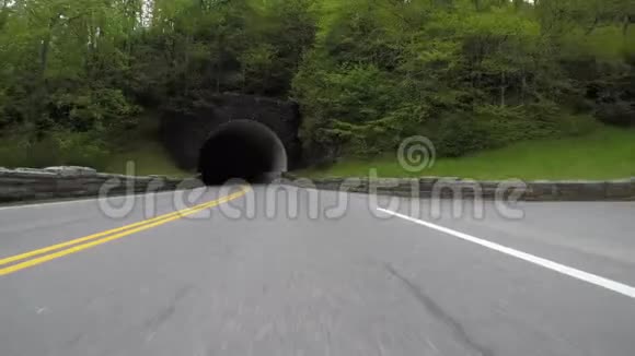 穿过烟雾弥漫的山脉进入隧道视频的预览图