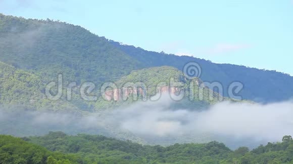 泰国高耀国家公园黎明时分雾从山谷的山脊流过视频的预览图